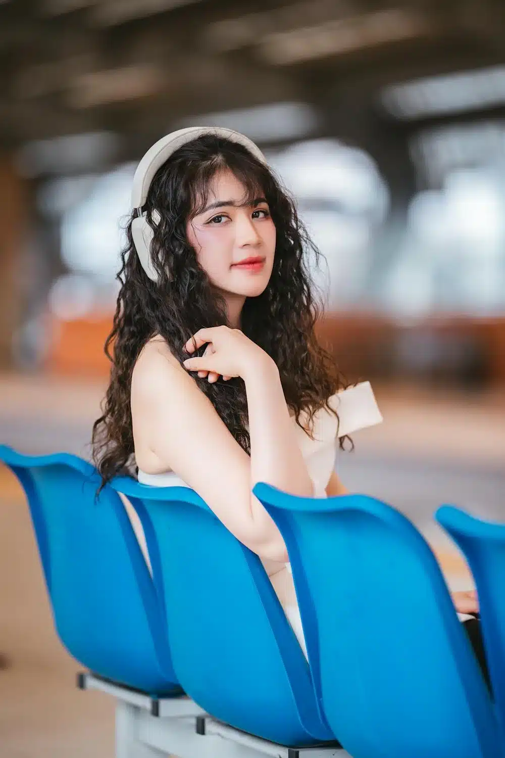 אישה מקשיבה לפודקאסט באנגלית ברכבת